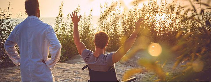 Infirmier et patient devant la mer