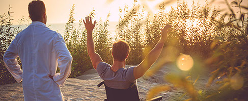 Infirmier et patient devant la mer