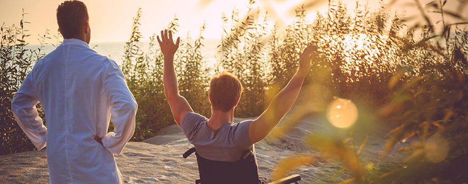Infirmier et patient devant la mer
